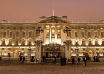 Buckingham Sarayı’nda rehberli aile turu başladı