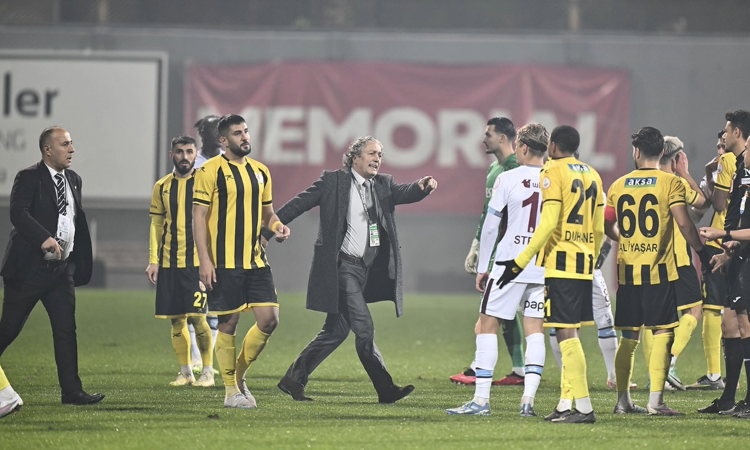 Hakeme kızdı, takımı sahadan çekti