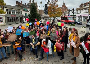 Rengin Kadın Korosu’ndan yeni klip: “Dünyayı Ben Oynatırım”