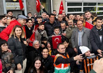 Londra Türk Birliği üyesi gençler, Hull City’e destek verdi