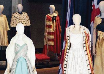 “The Crown” dizisinin kıyafet ve aksesuarları açık artırmada