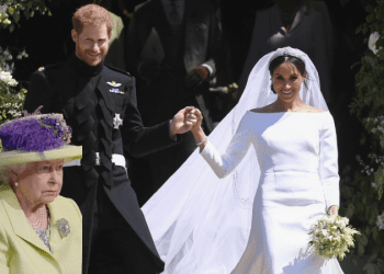 Kraliçe, Meghan’ın gelinliğini ‘fazla beyaz’ bulmuş