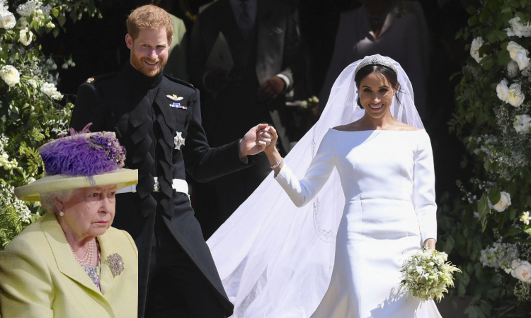 Kraliçe, Meghan’ın gelinliğini ‘fazla beyaz’ bulmuş
