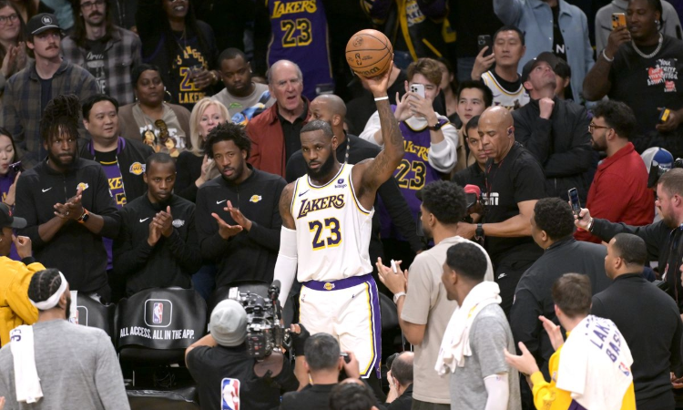 LeBron James basketbol tarihine geçti