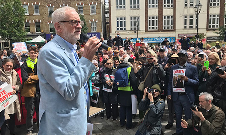 Corbyn ve destekçileri NHS için gösteri yaptı; “NHS satılık değil”