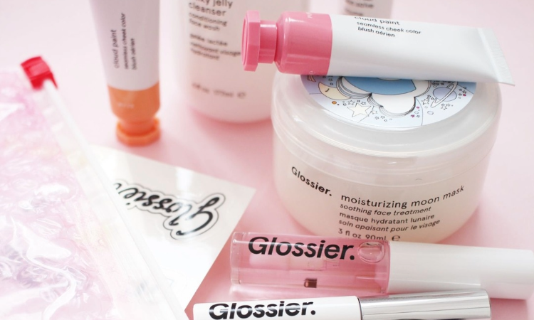 Glossier, BK Siyah Güzellik programı için beş hibe sahibi