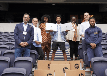 Haringey’deki gençlere yeni laptop (dizüstü bilgisayar) yardımı yapılıyor