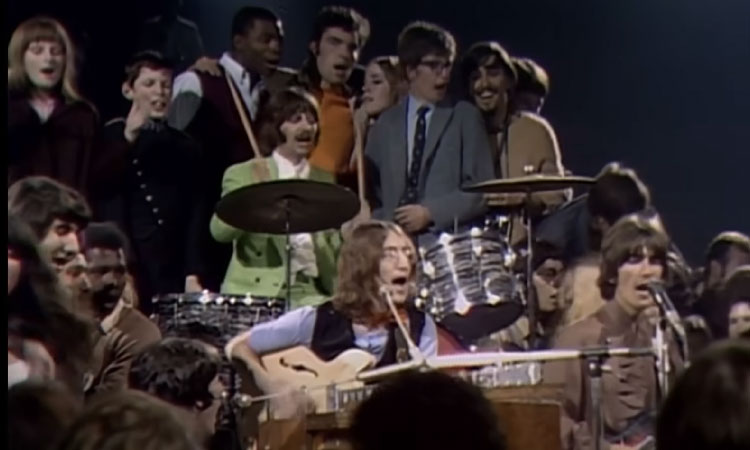 The Beatles’ın üyesi John Lennon’ın gitarı rekor fiyata satıldı
