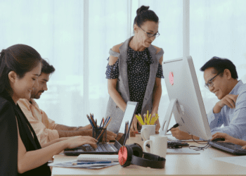 Hükümet çalışan insanlar için gerçek bir yaşam ücreti taahhüt ediyor