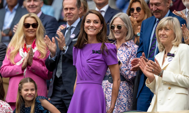 Kate, tek erkekler finali için Kraliyet Locasına geldiğinde ayakta alkışlandı