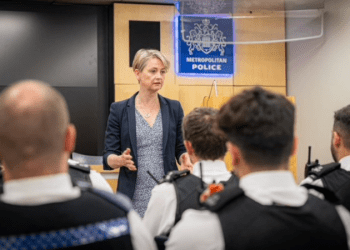 Yvette Cooper, isyanların polise saygı duyulmadığını gösterdiğini söyledi