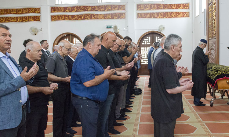 Kılınan cenaze namazı ve edilen duaların ardından işadamının naaşı, gözyaşları ve çiçekler arasında cenaze aracına bindirilerek, toprağa verileceği Cheshunt Mezarlığı’na götürüldü.