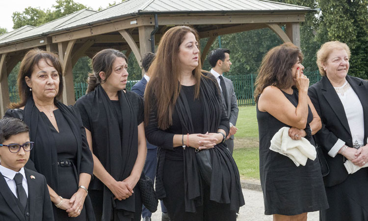 Cenaze töreninde eşi Gönül Gültekin (solda), kızları Yeliz ve Filiz’in taziyeleri kabul etti.