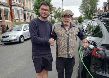 Londra’da bir ilk; kaldırımda elektrikli araç şarjı denemesi