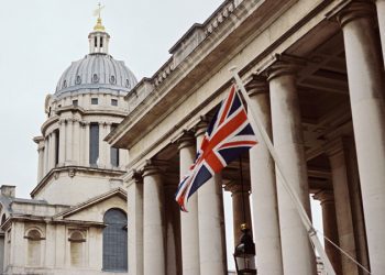 BoE faizi 16 yılın en yüksek seviyesinden düşürdü