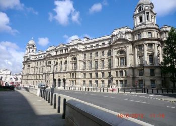 Rachel Reeves, Whitehall’da büyük kesintiler yapılmasını istedi