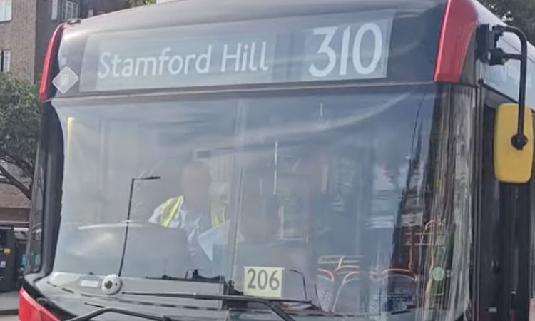 310 numaralı otobüs, Golders Green ile Stamford Hill arasında hizmette