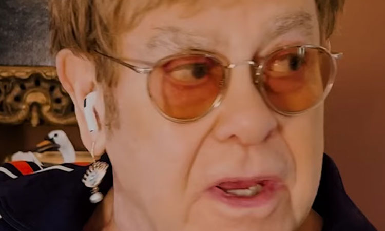 77 yaşındaki Elton John şimdi de körlük tehdidiyle boğuşuyor