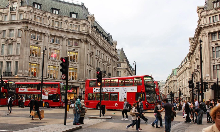 Londra’nın ünlü alışveriş caddesi Oxford Street’te trafik yasaklanacak