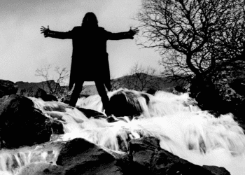 Efsanevi müzisyen David Gilmour sekiz yıl aradan sonra Londra’da