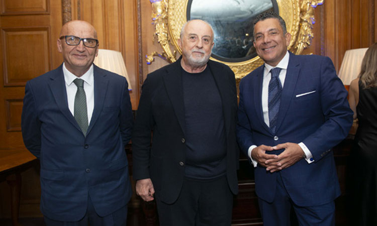 Flash Haber’in sahibi Mehmet Taisi Güzel (solda), Hafız Mustafa 1864’ün Yönetim Kurulu Onursal Başkanı Avni Ongurlar (ortada) ve Olay Gazetesi sahibi Nural Ezel.