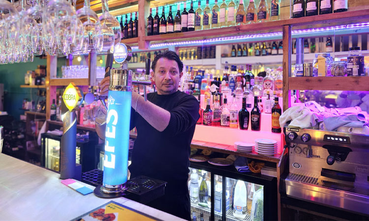 Ozzie olarak bilinen Özgür Anıl, 20’si kendisinin olmak üzere 100’ün üzerinde kokteyl karışımıyla Londra’nın en önemli bartanderlerinden biri.