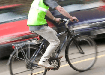 Dr Bike, Finsbury Park’ta ücretsiz bisiklet tamiri hizmeti veriyor; kafede buluşun!