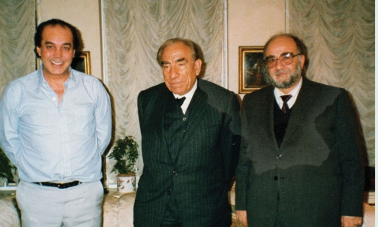 Londra’daki Kıbrıs’a yönelik milli mücadeleyi “milliyetçi mücadeleye” çevirmeye çalışan üç Kıbrıslı; Asil Nadir, Alparslan Türkeş, Ramadan Güney. Kıbrıs’ta 1917’de doğan Türkeş’in Londra ziyaretinden. 14 Şubat 1991, Londra. Kaynak:: Londra'da Bizim'Kiler kitabından.