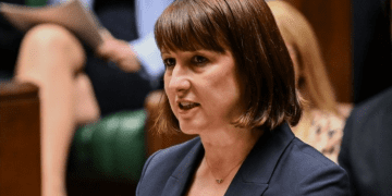 Reeves, bakanlarla karşı karşıya