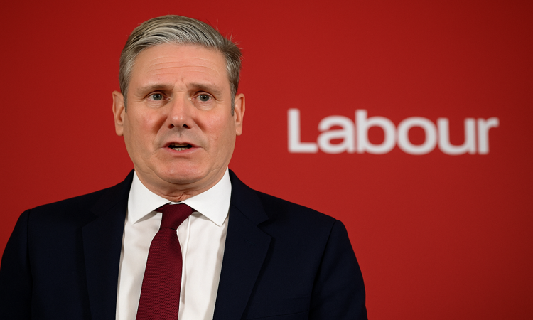 starmer sosyal yardim kesintilerini aciklarken
