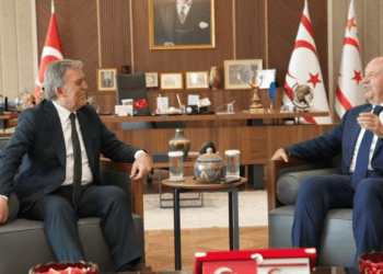 tatar ve gul kktc cumhurbaskanligindan gorusurken