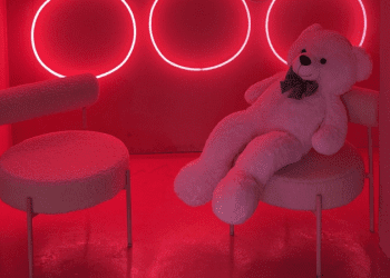 Neonla aydınlanan bir aşk hikâyesi: Eve De Haan’dan “It’s Love, I Think” sergisi