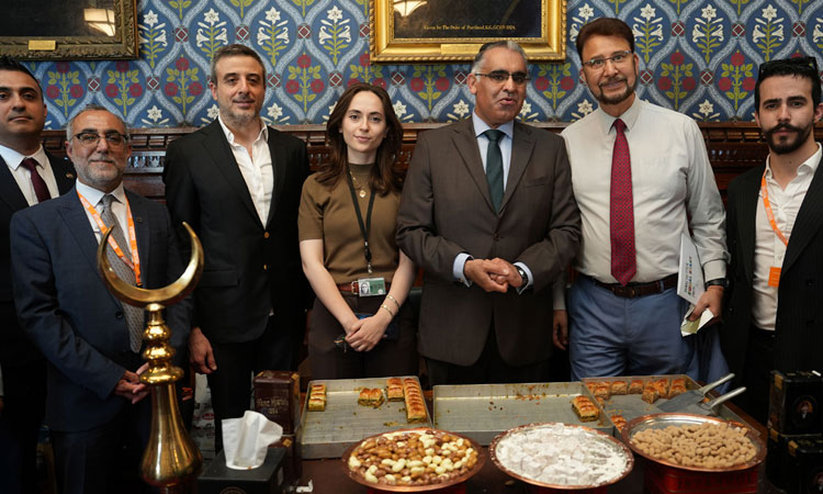 Etkinliğe İngiltere’nin Türkiye Ticaret Temsilcisi Afzal Khan (sağdan ikinci) ev sahipliği yaptı.