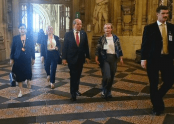 “Birleşik Krallık her iki tarafa da eşit davranmalıdır”