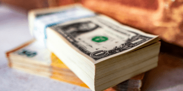 Dollar steady as markets weigh tariffs risks and await Fed minutes