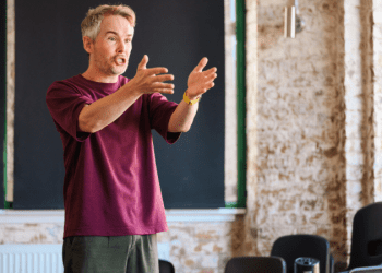 İzolasyonun içinden doğan çığlık: ‘Clive’ tiyatroseverlerle buluşuyor