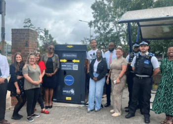 Enfield Hastanesi’nde, yeni bıçak teslim kutusu hizmette