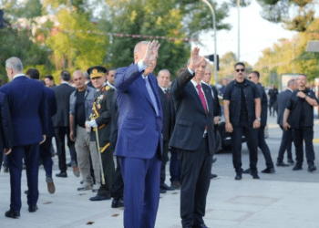 Tatar ve Erdoğan, Lefkoşa Atatürk Anıtı önünde düzenlenenen törene katıldı