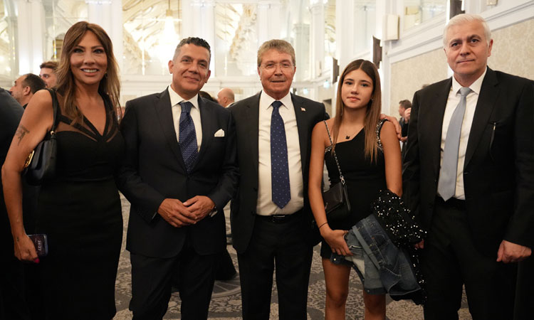 Sanatçı Işın Karaca, Olay Gazetesi sahibi Nural Ezel, KKTC Başbakanı Ünal Üstel, Avrupa Türk Markalar Birliği Başkanı Vehbi Keleş (soldan- sağa).