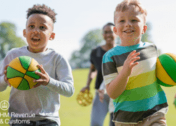 Çalışan aileler Tax-Free Childcare sistemine kaydolmaya davet ediliyor