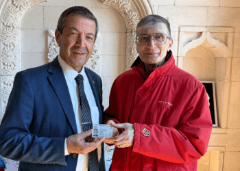 Dışişleri Bakanı Ertuğruloğlu Aziz Sancar’a KKTC kimlik kartını takdim etti