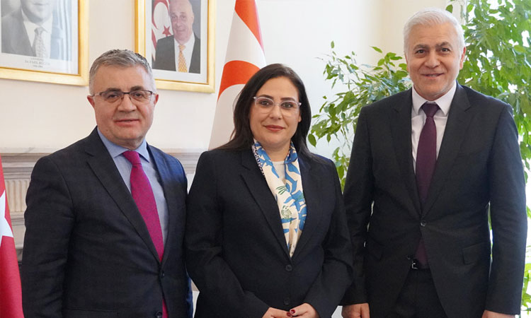 ATMB genel sekreteri Mustafa Köker, KKTC Temsilcisi Büyükelçi Aysan Mullahasan Atılgan ve ATMB Yönetim Kurulu Başkanı Vehbi Keleş