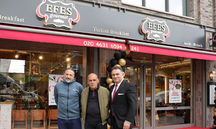 Restoran yöneticileri Okan Duyar, Cemil Çelik ve İbrahim Uzun (soldan- sağa).