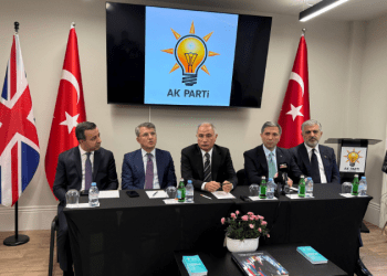 AK Parti ve heyeti, Londra’da basın mensuplarına konuştu