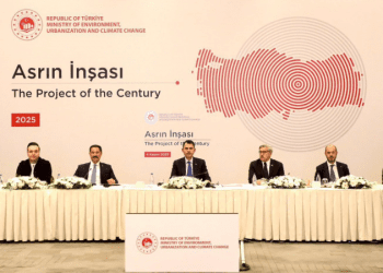 Deprem Bölgesinde Yeniden Doğuş: Murat Kurum ve Yabancı Gazeteciler Sahada