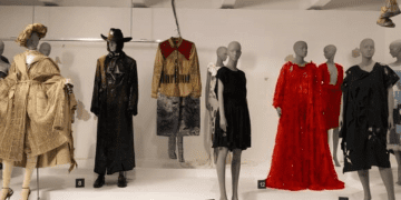 Moda artık tertemiz değil: “Dirty Looks” sergisi kirin estetiğini keşfe çıkarıyor