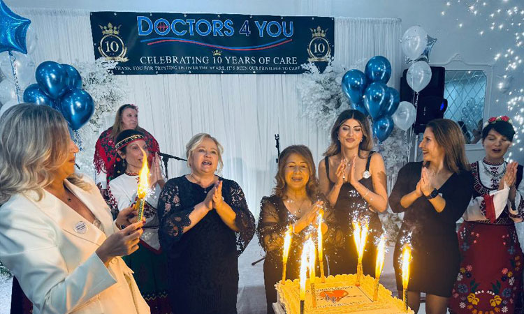 Doctors4You’nun 10. yıl pastasını kesen Melek Bbiç, gecede kızları, torunları ve dostları ile sıfırdan başlayıp başarılı bir klinik kurmanın gururunu yaşadı