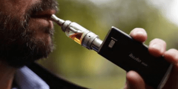 Elektronik sigara kalp krizi ve inme riskini artırıyor