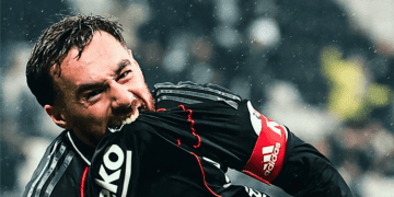 Beşiktaş’a çifte darbe