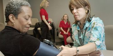 Uzmanlar, tansiyon ilacı kullananların 5 gıdadan uzak durmasını öneriyor